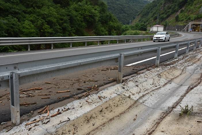 Heyelan nedeniyle kapanan Trabzon Gümüşhane yolunda son durum 4